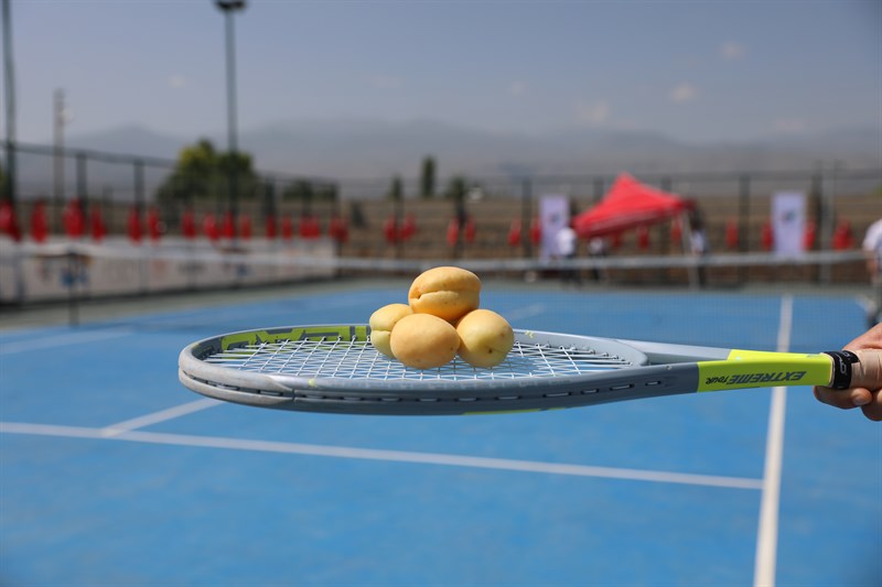 Vali Sarıibrahim, ‘Kayısı Cup’ turnuvasını tenis oynayarak başlattı