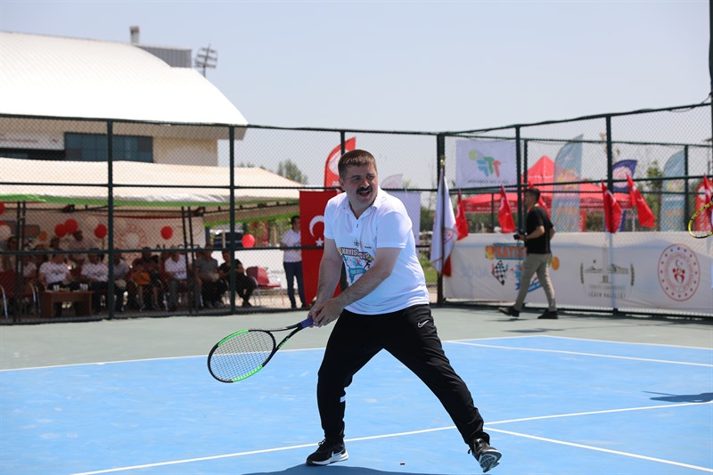 Vali Sarıibrahim, ‘Kayısı Cup’ turnuvasını tenis oynayarak başlattı