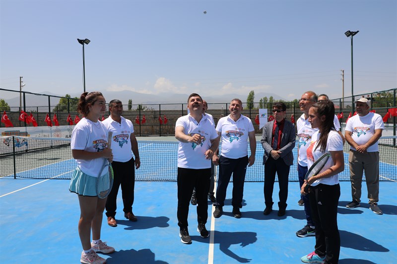 Vali Sarıibrahim, ‘Kayısı Cup’ turnuvasını tenis oynayarak başlattı