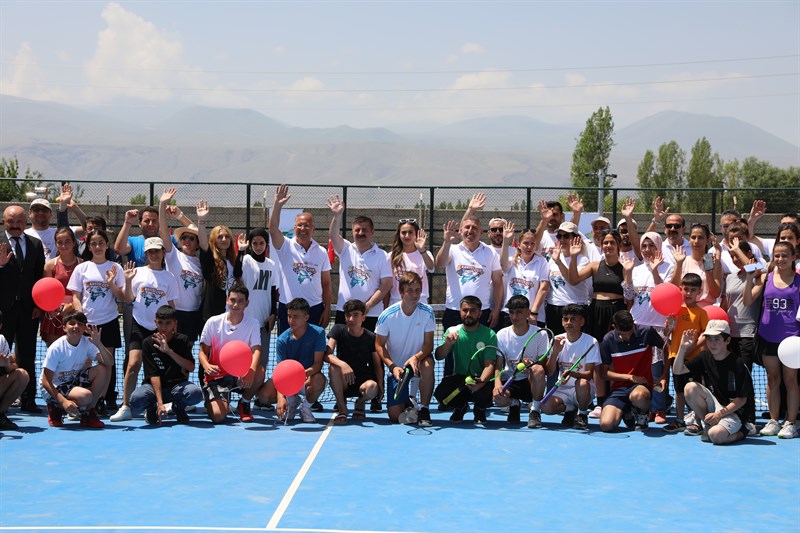 Vali Sarıibrahim, ‘Kayısı Cup’ turnuvasını tenis oynayarak başlattı