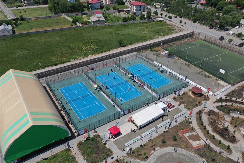 Vali Sarıibrahim, ‘Kayısı Cup’ turnuvasını tenis oynayarak başlattı