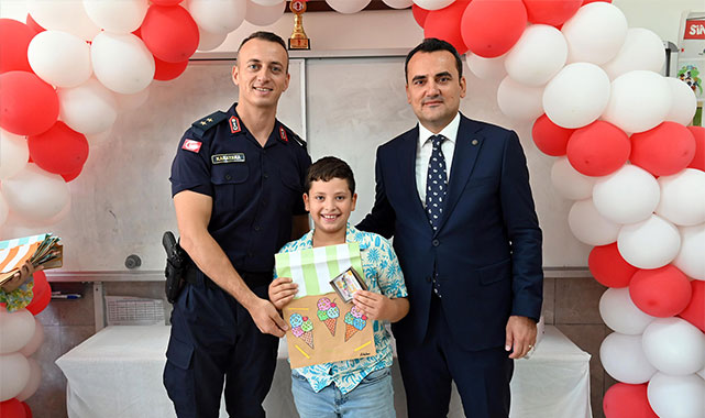 Kaymakam Musa Kazım Çelik, karne heyecanına ortak oldu;