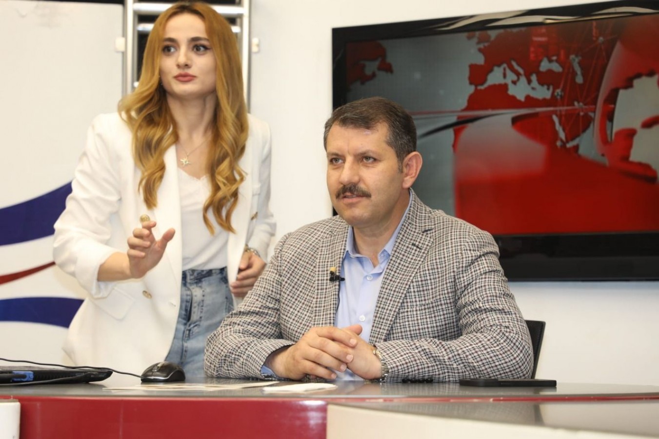 Kendi haberini kendi sundu;