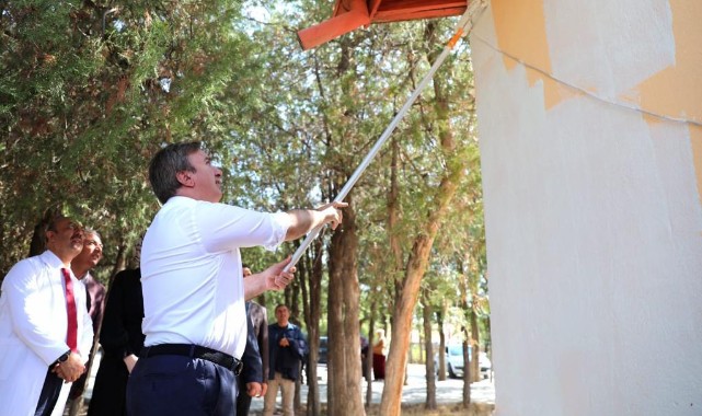 Vali köy okulunun duvarlarını boyadı