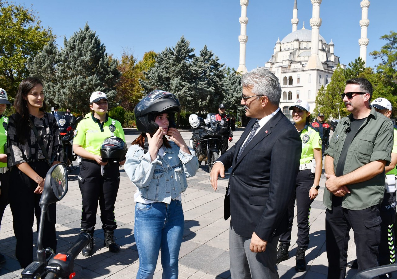 Motosiklet sürücülerine kask hediye etti;
