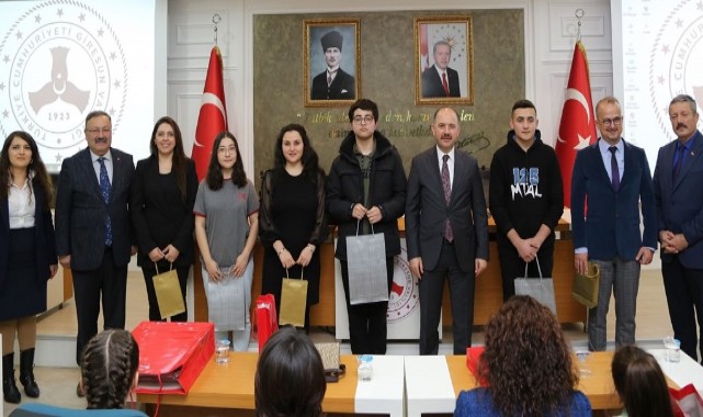 Yarışmalarda dereceye giren öğrencileri ödüllendirdi