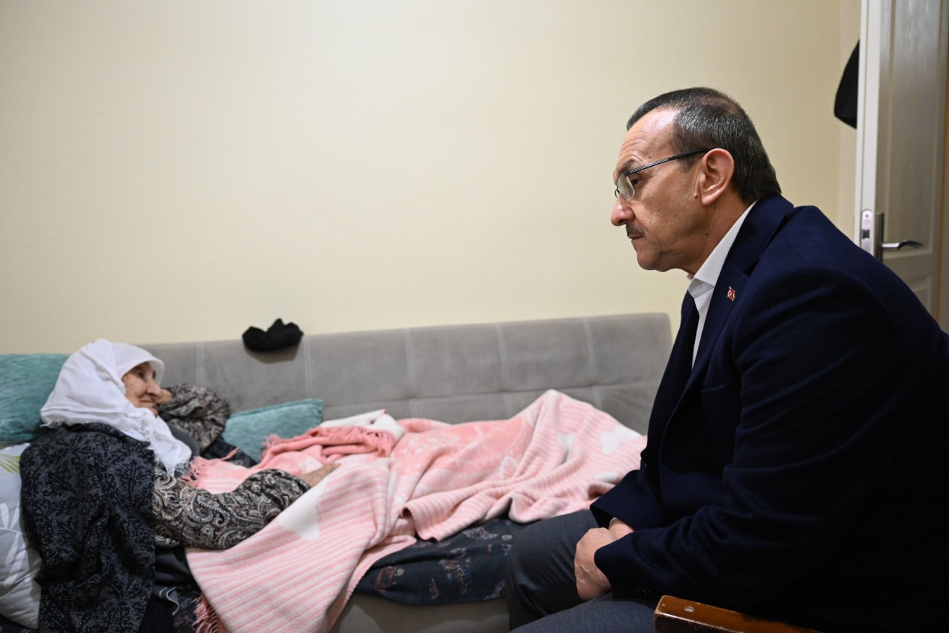 Kimsesizlerin kimsesi oldu;