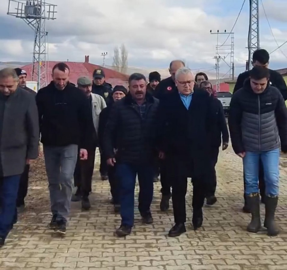 Depremin ardından ilçede inceleme yaptı