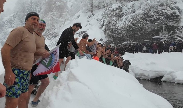 Soğuk havaya aldırış etmeden buz gibi suya girdiler!