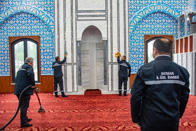 Camiler gül kokuyor