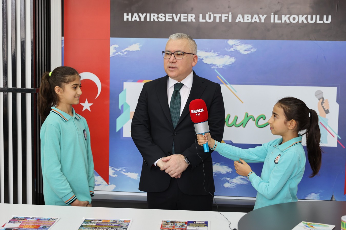 Öğrencilerin kanalında soruları cevapladı;