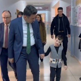 Protokol arkadaşı vali amcasını unutmadı