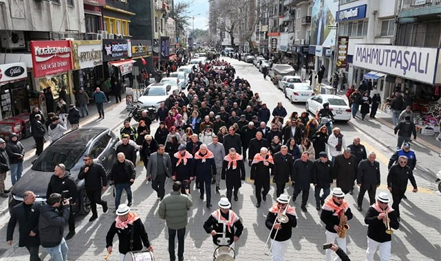 Edremit'te geleneksel zeytin şenliği başladı: ''Zeytin, sadece bir tarım ürünü değil; emek, bereket ve hayat demek''