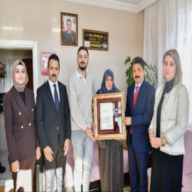 Vali Demiryürek, şehit annesine Devlet Övünç Madalyası takdim etti