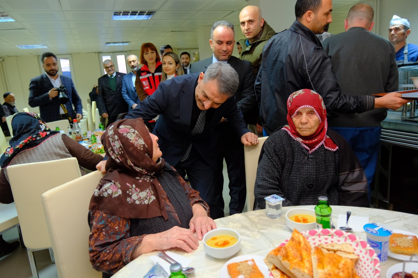 Huzurevi sakinleriyle iftarda buluştu