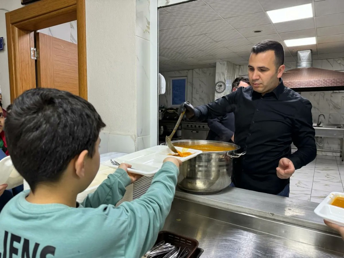 Öğrencilere yemek servis etti;