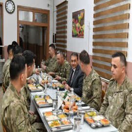 Vali Şıldak, sınırda Mehmetçik ile iftar yaptı