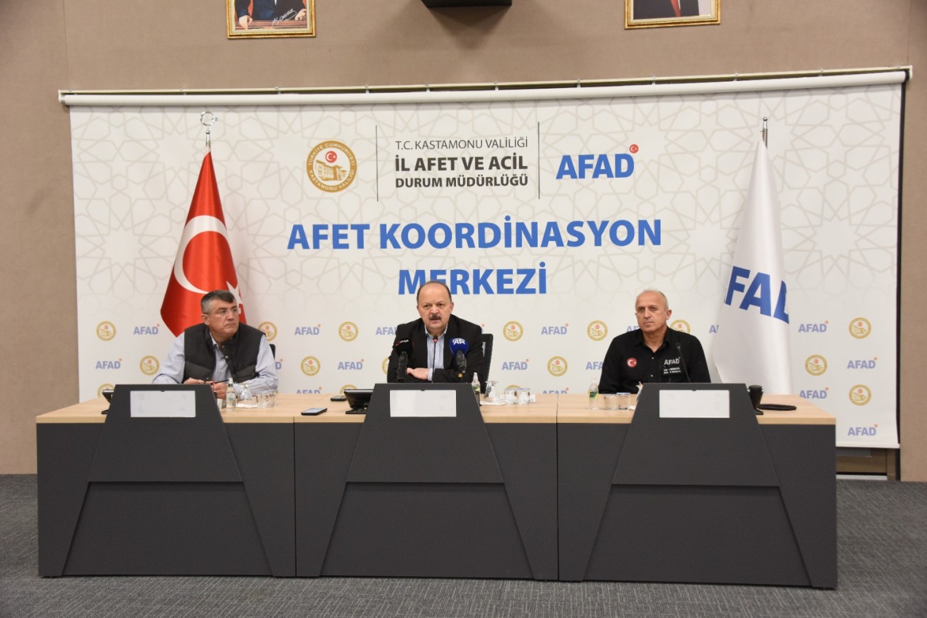Fırtına nedeniyle 244 konutun çatısı uçtu;