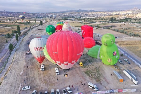 Kapadokya semaları figürlü balonlarla renklendi