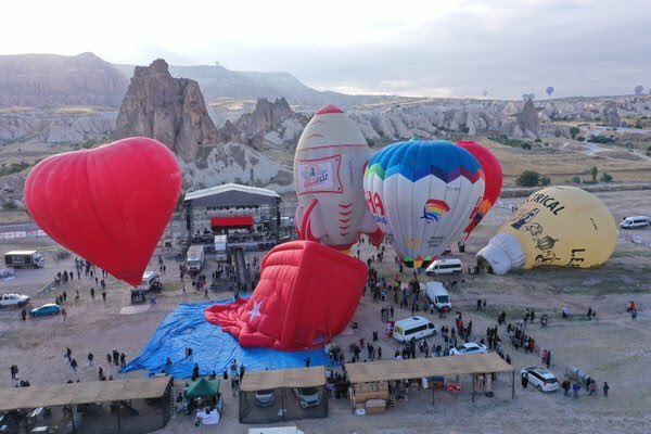 Kapadokya semaları figürlü balonlarla renklendi