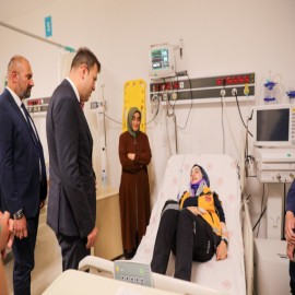 Vali Akmeşe, ambulans kazasında yaralanan sağlık çalışanlarını yalnız bırakmadı