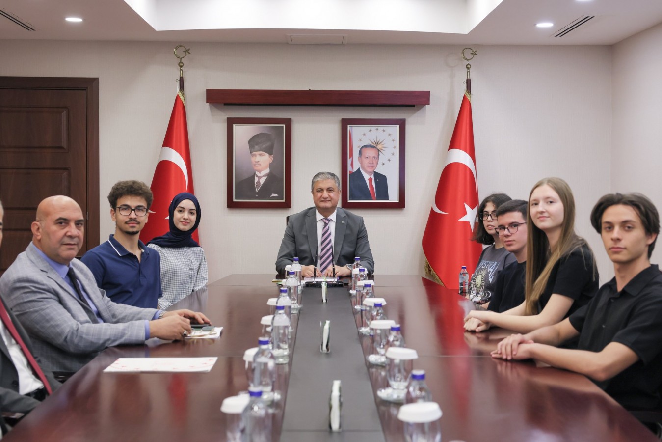 Adana Valisi Mustafa Yavuz 2026 YKS’de ilk 100’e giren öğrencileri ağırladı