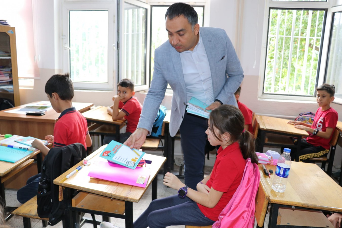Öğrencilere ‘bütçe defteri’ dağıttı