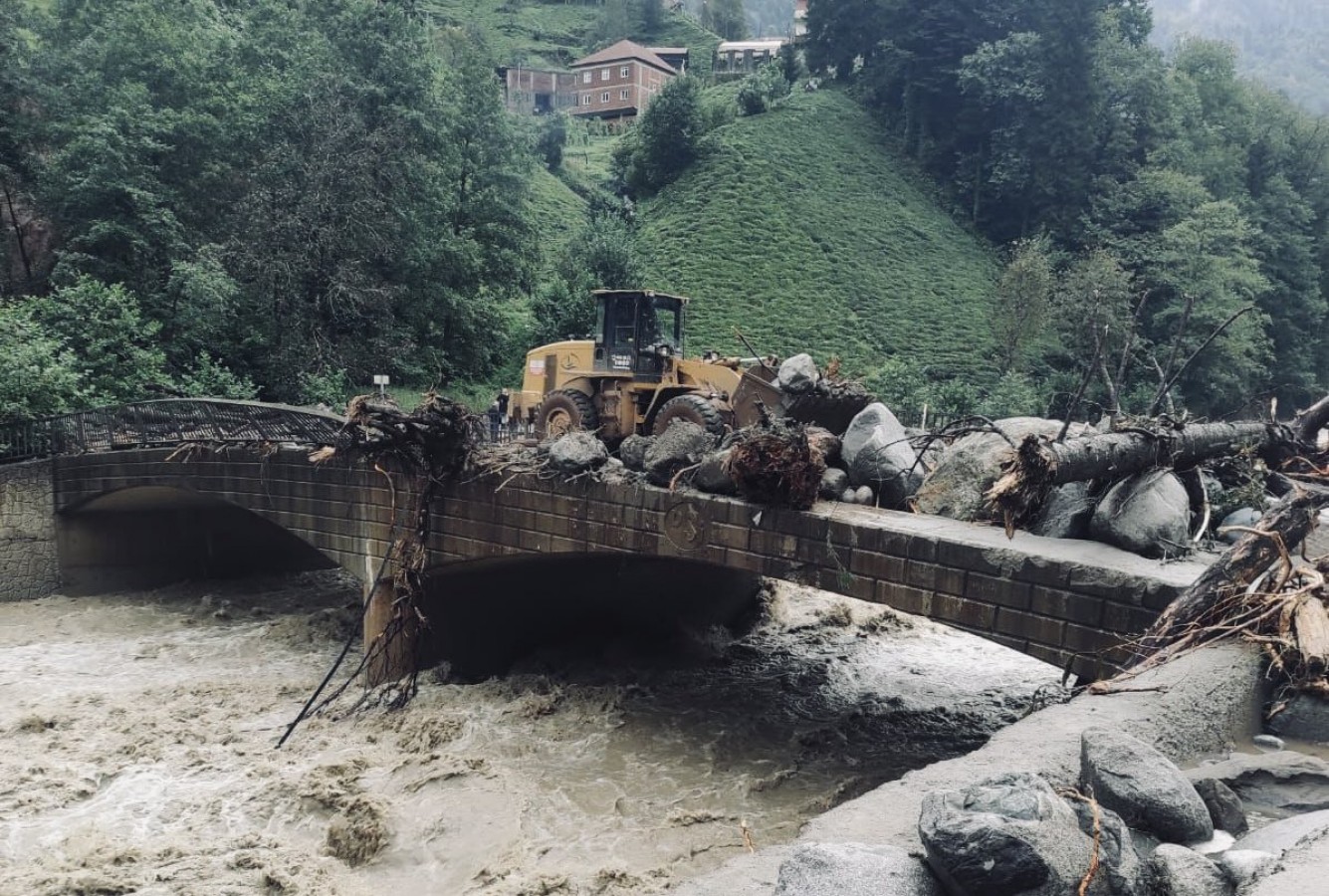 Rize'de sel ve heyelan nedeniyle yollar ulaşıma kapandı;