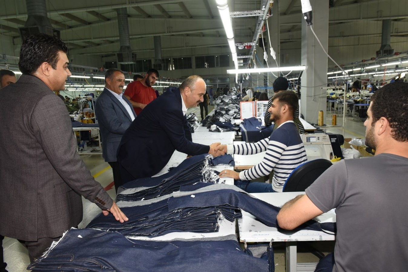 İhracat yapan fabrikaları ziyaret etti;