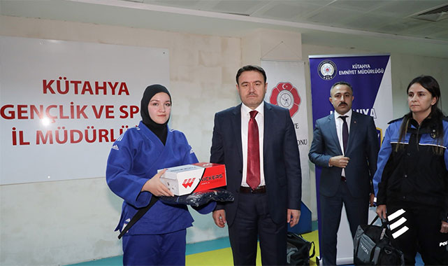 ''Spor, hem bedensel hem de ruhsal gelişimin temelidir'';