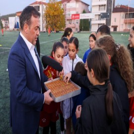 Validen, genç sporculara baklava ikramı