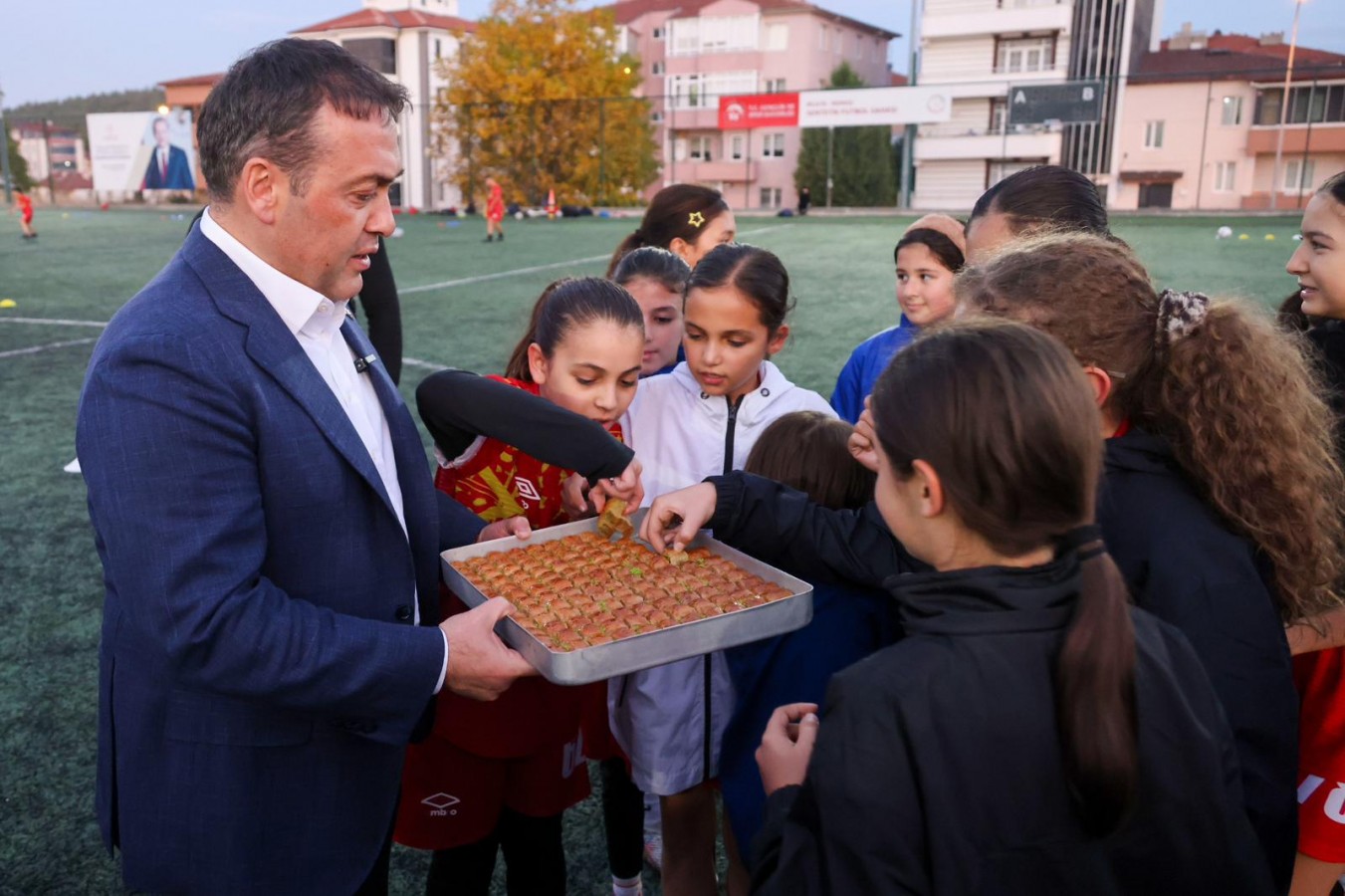 Validen, genç sporculara baklava ikramı;
