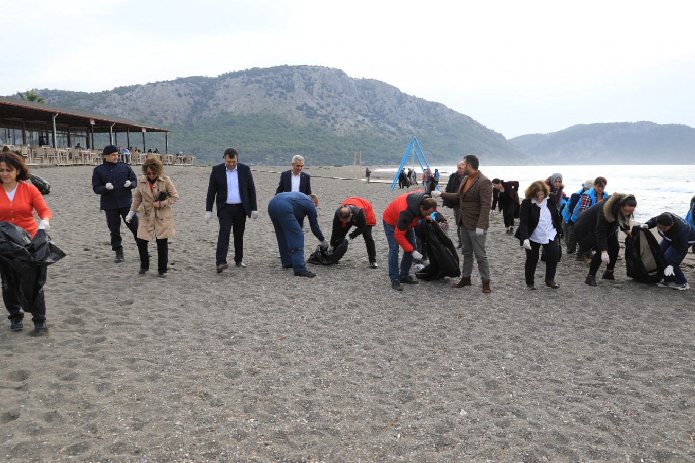 Sahil temizliğine katıldı;