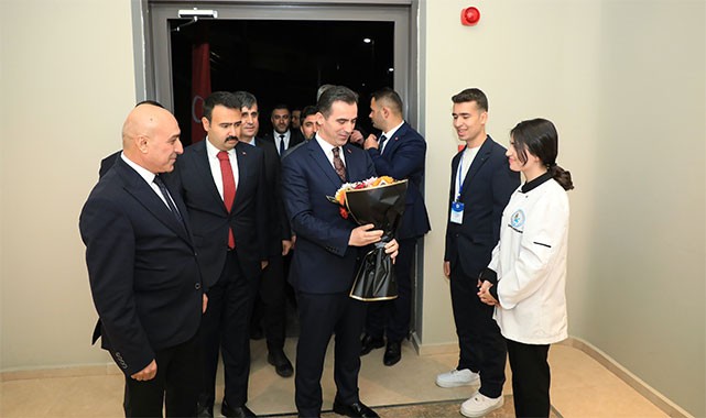 Geçmişten geleceğe köprü: Vali Karaya Ahlat'ta gençlerle buluştu