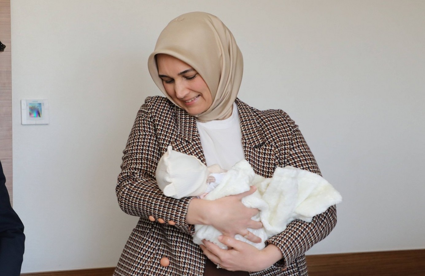 Depremzede bebeklere hayırlı bir ömür diledi;