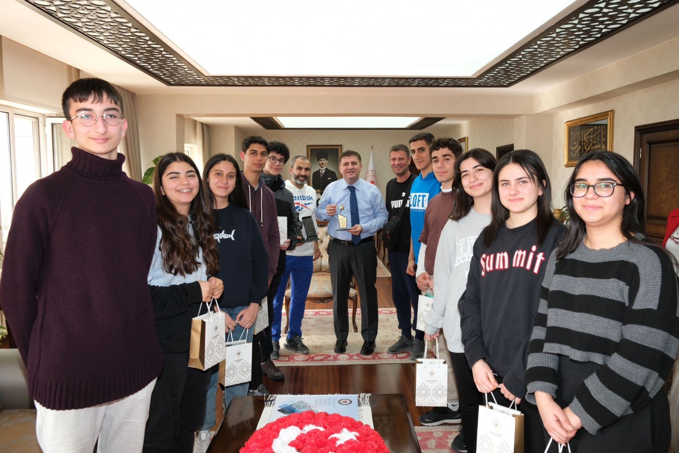 Badminton takımı oyuncularından sürpriz ziyaret;
