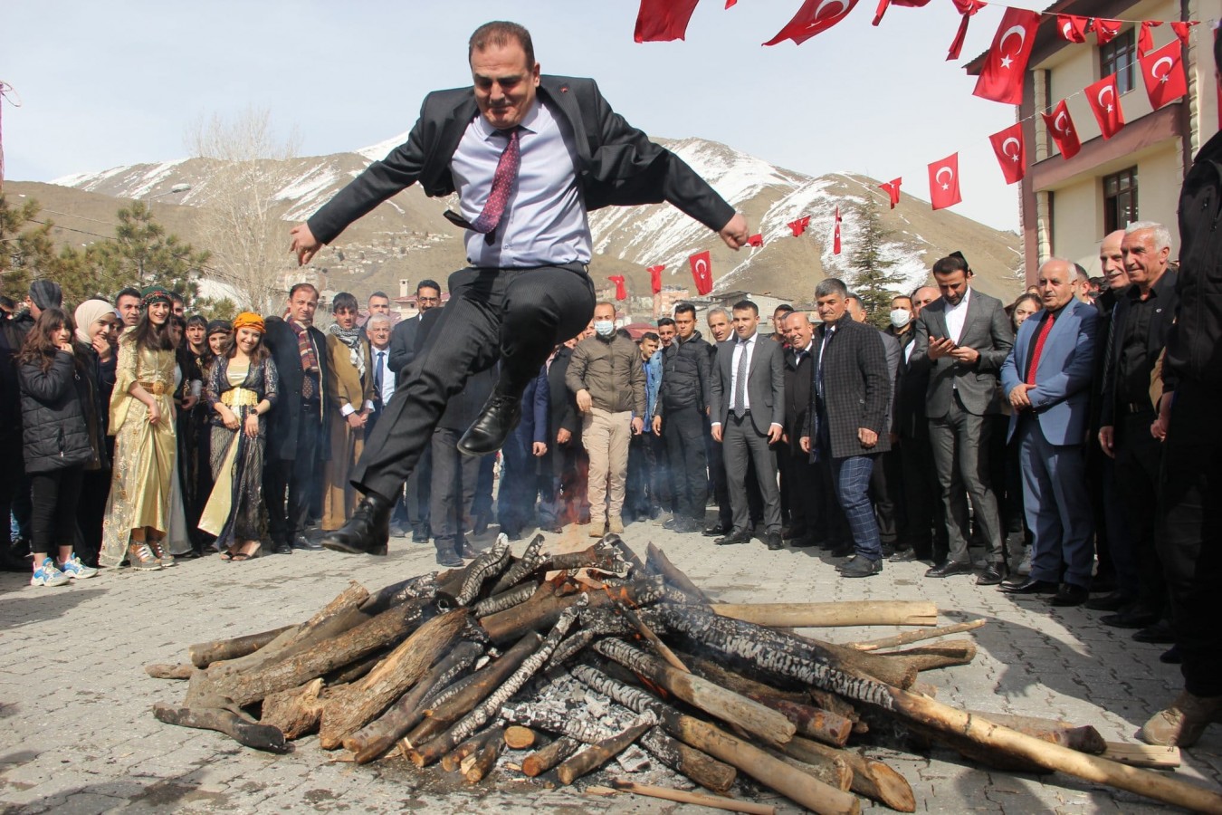 Hakkari Valisi İdris Akbıyık ateşin üzerinden atladı