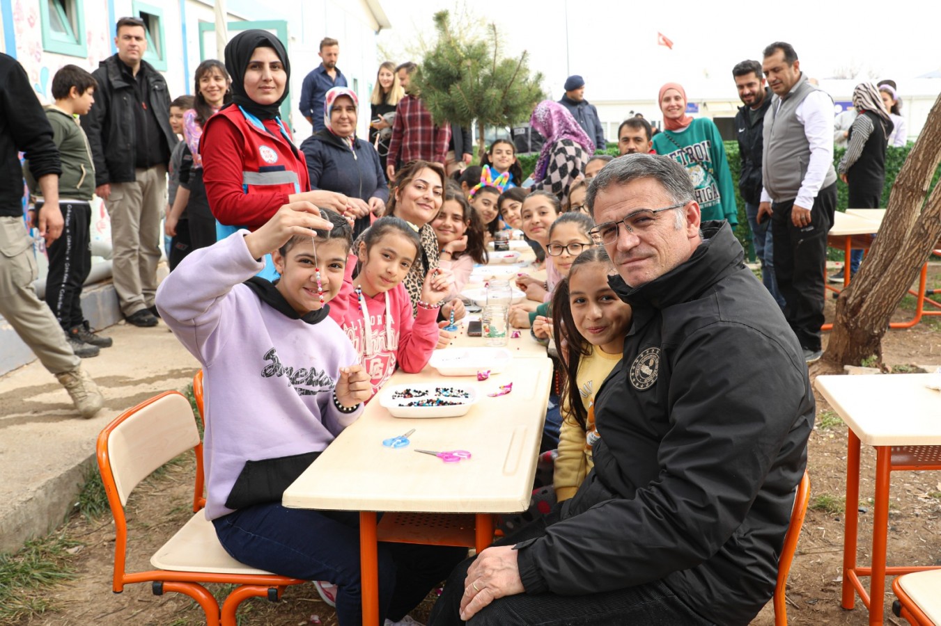 Depremzede çocuklar için takı kursu;