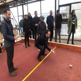 Huzurevi sakinleriyle bocce oynadı