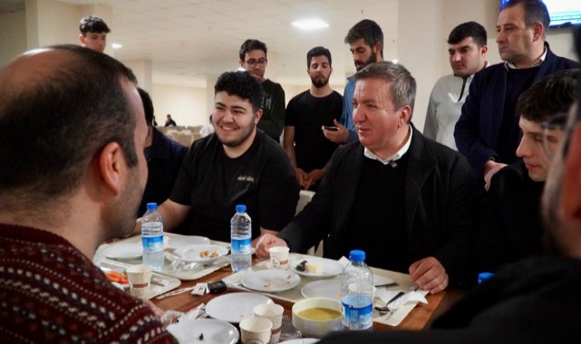 Yurtta kalan öğrencilerle sahur yaptı