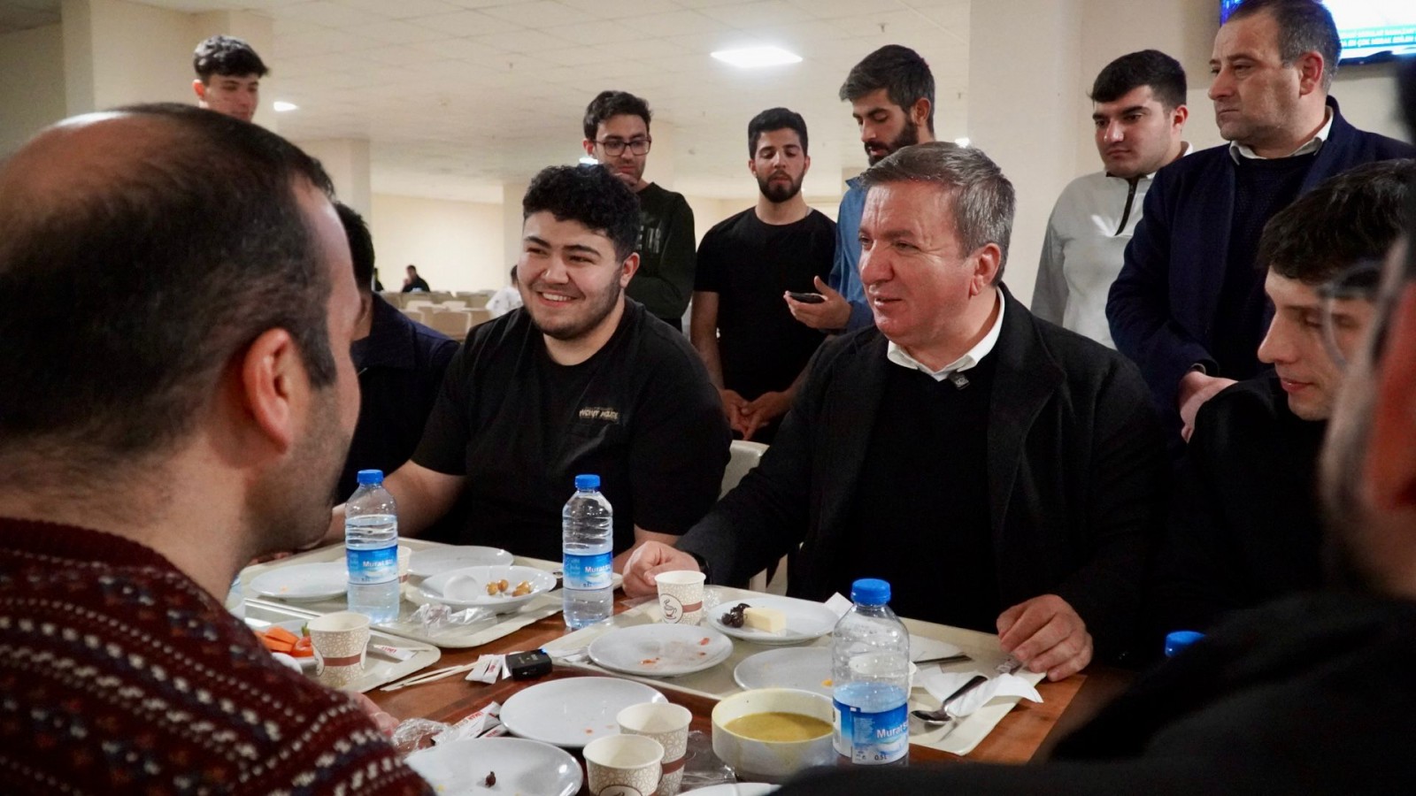 Yurtta kalan öğrencilerle sahur yaptı;