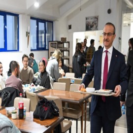 İftar için yemekhane sırasına girdi