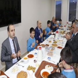Hafız adayı miniklerin iftar duasına ‘amin’ dediler
