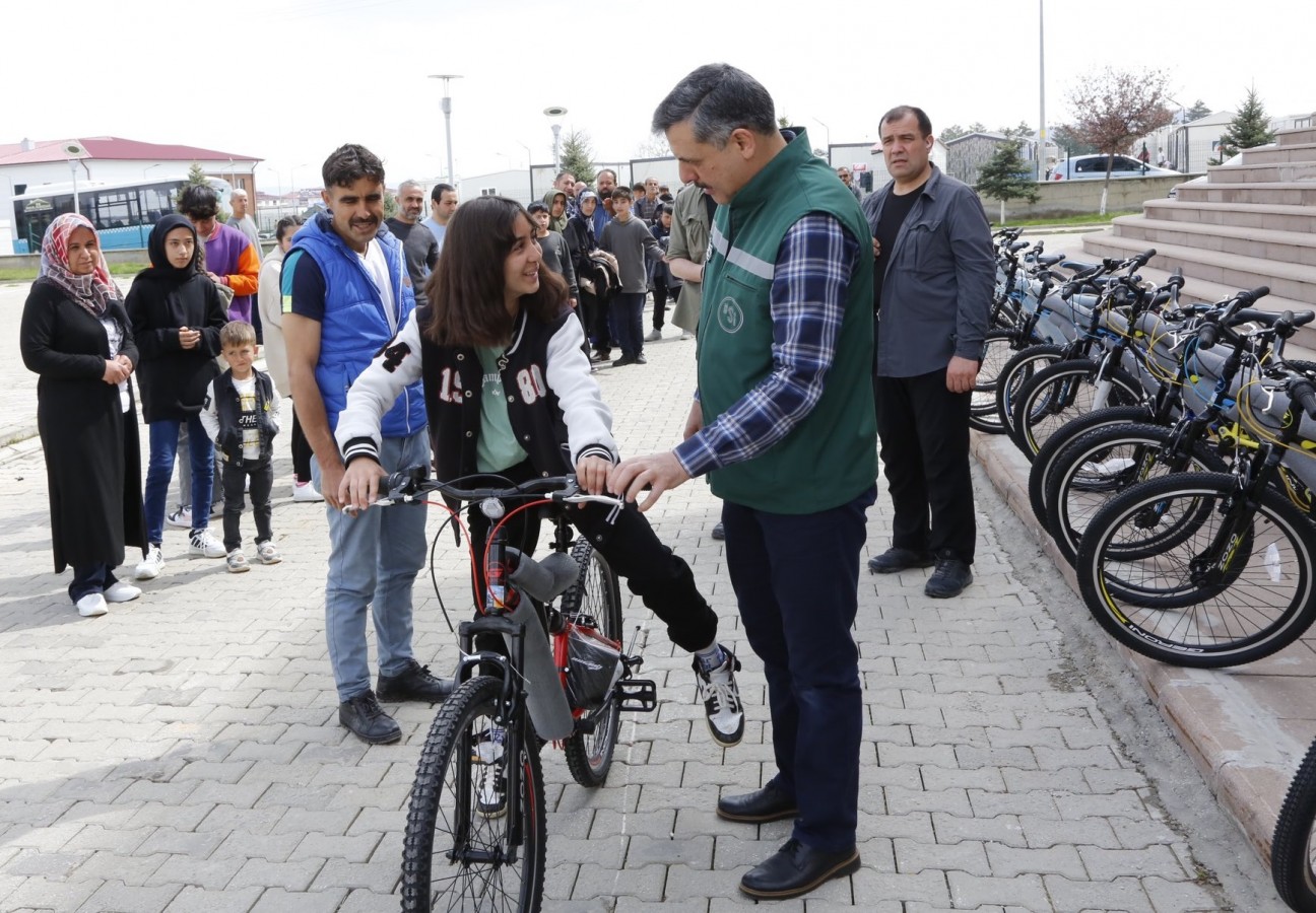 Depremzede çocukların yüzünü bisikletle güldürdü;