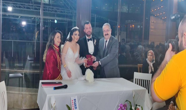 Şehit oğlunun düğüne katıldı