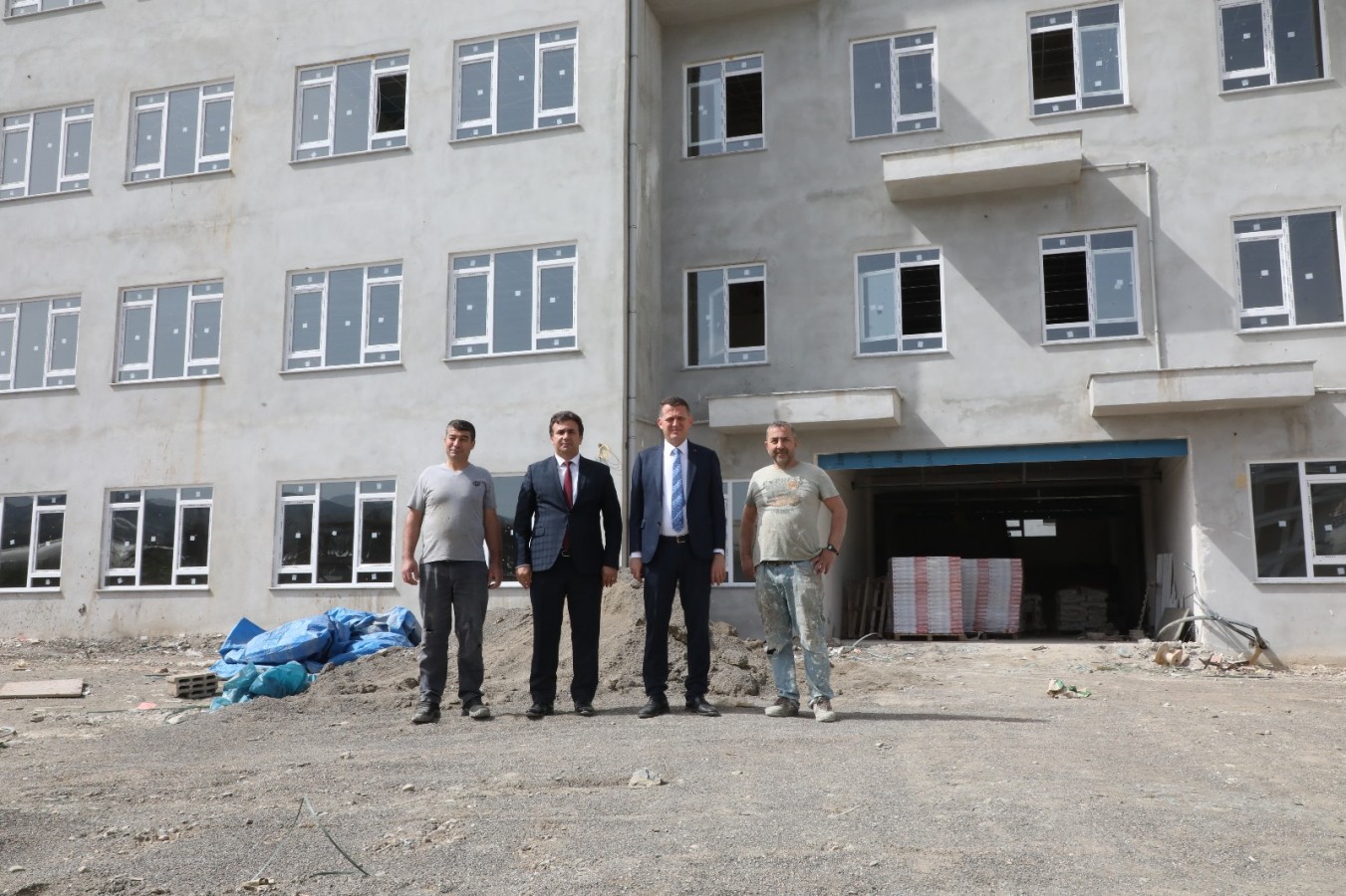 Okul inşaatlarında teftiş yaptı;