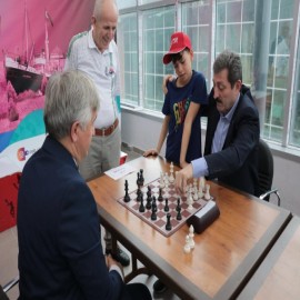 Final müsabakalarında, satranç oynadı