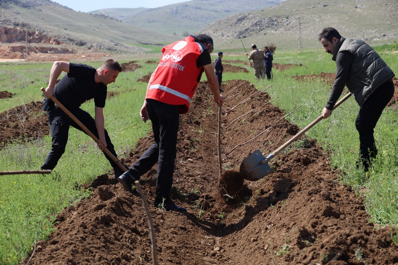 2 bin badem fidanı daha toprakla buluştu