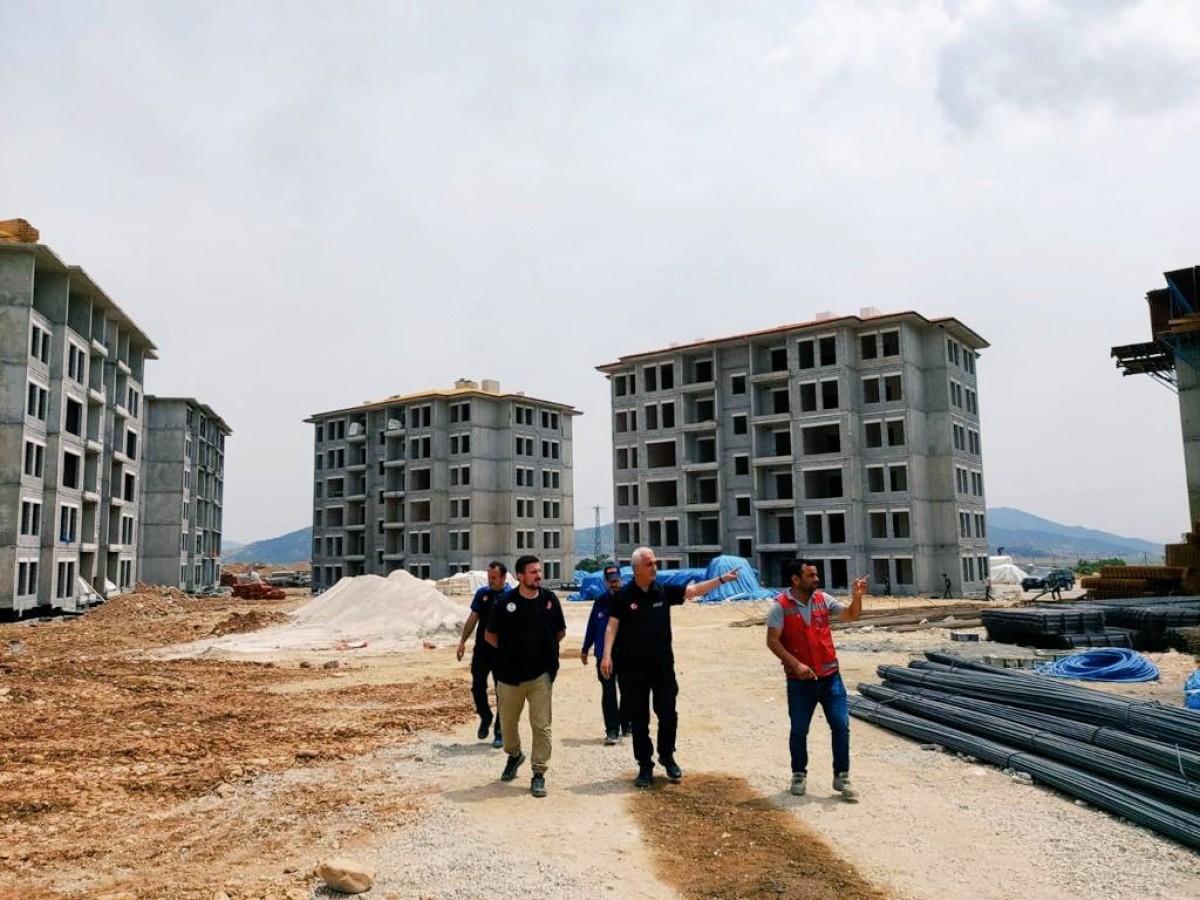 İslahiye’deki afet konutlarının çatısı göründü