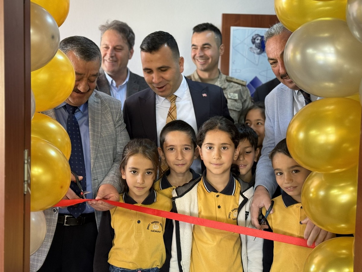 Kütüphaneye milli futbolcunun adı verildi;